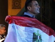 بالصور: عمرو دياب يتخلى عن "الشعر الطويل والتوكة" بعد انتقاد الجمهور