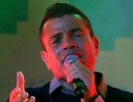 بالصور: عمرو دياب يتخلى عن "الشعر الطويل والتوكة" بعد انتقاد الجمهور