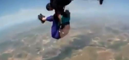 بالفيديو.. خوف العجوز الثمانينية من القفز بالمظلة كاد يودي بحياتها 