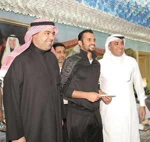 نواف الخالدي يتسلم مكافاته من الحساوي﻿