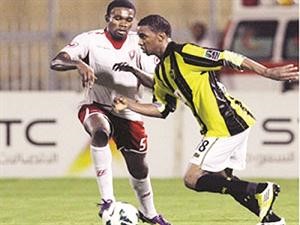 نجم الاتحاد محمد نور ينطلق بالكرة﻿