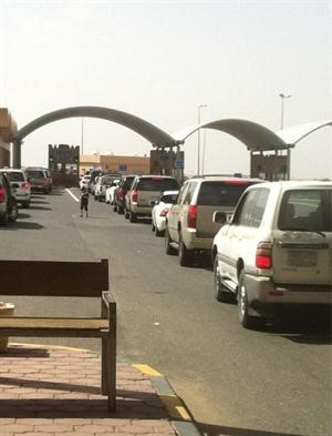منفذ النويصيب وقد بدا ازدحام السيارات ﻿