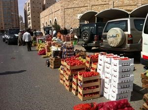 دوريات اغلقت السوق العشوائية في جليب الشيوخ قبل ضبط المخالفين﻿