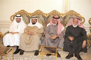حمود الرومي ويوسف عبدالرحمن مع بعض الحضور﻿