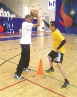 مدرب سلة اليرموك طلال بلال يوجه احد اللاعبين في التدريب امس﻿
