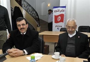 وزير الداخلية علي العريض وزعيم النهضة راشد الغنوشي قبل اجتماع في مقر الحزب امس افپ