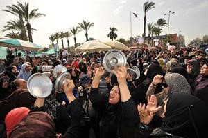 تظاهرات مناهضة للرئيس المصري بالاواني الفارغة في بورسعيد امس افپ