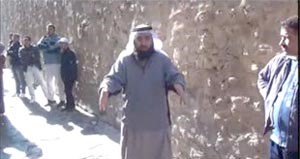 بالفيديو.. داعية خليجى يقتحم وكراً للدعارة والنساء يتبن على يديه.. والشيخ: زانية أبكتنى!