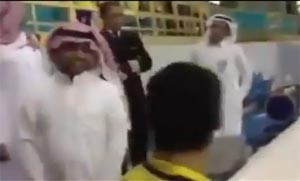 بالفيديو.. مقطع يظهر محترف نادي النصر السعودي وهو يهين مشجعاً