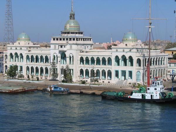 محتجون على حكم الرئيس المصري يعتزمون بناء «مركز شرطة خاص» في بورسعيد!