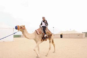 رئيس مجلس الامة علي الراشد ممتطيا جملا خلال فعاليات المخيم الربيعي لمؤسسة البترول امس متين غوزال
