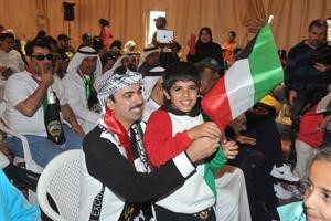 الرئيس علي الراشد ونجله فيصل يحمل علم الكويت
