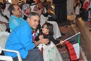 عبدالله التميمي يحتضن احدى الاطفال
