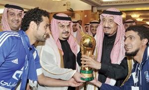 صاحب السمو الملكي الامير سلمان بن عبدالعزيز يسلم الكاس الى رئيس نادي الهلال الامير عبدالرحمن بن مساعد وقائد الفريق ياسر القحطاني
