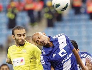 صراع على الكرة بين مهاجم النصر محمد السهلاوي ومحترف الهلال ويسلي
