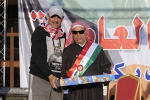 توزيع هدايا على الحضور
