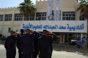 ضباط الاكاديمية يؤدون تحية العلم﻿