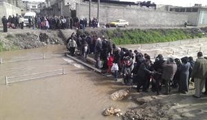 مواطنون يعبرون على جسر خشبي بين حيي الشيخ مقصود وبستان الباشا في حلب رويترز