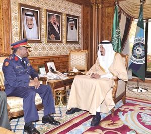 صاحب السمو الملكي الامير سلمان بن عبدالعزيز خلال استقباله العميد الركن مساعد المطيري﻿