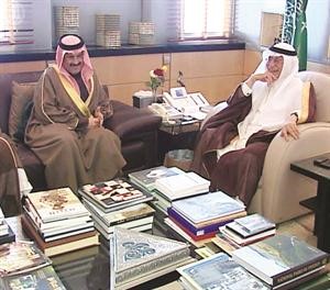 دعبدالعزيز خوجة خلال لقائه الشيخ مبارك الدعيج﻿