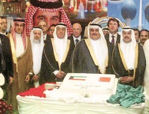مسؤولون وديبلوماسيون من الكويت ومملكة البحرين امام كيكة الاحتفال﻿