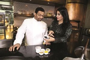 سمية الخشاب اثناء تصوير برنامجها سمية والستات﻿