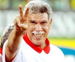 المدرب المصري حسن شحاتة يحصل على جائزة افضل مدرب عربي﻿