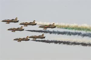 طيارو الامارات رسموا لوحة رائعة في سماء الكويت اجتفالا باعيادها هاني الشمري