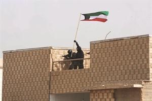 رفع علم الكويت ايذانا بتحرير الجزيرة