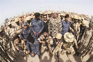 رئيس هيئة الاركان البحريني اللواء الركن دعيج سلمان ال خليفة متوسطا عددا من المشاركين بالتمرين والزميل عبدالهادي العجمي 