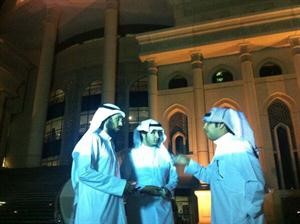 المحامي فايز الظفيري ورئيس الاتحاد حمد العوضي وامين السر عزام العازمي امام مبنى النيابة العامة في الامارات﻿