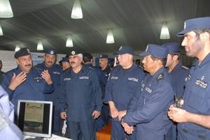 الفريق غازي العمر خلال تفقده غرفة عمليات النقطة الامنية﻿
