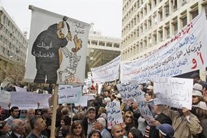 هيئة التنسيق النقابية خلال اعتصامها في بيروت امس محمود الطويل