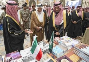 السفير الشيخ ثامر الجابر خلال جولة على المعرض المصاحب﻿