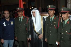 درشيد الحمد متوسطا عددا من الطلبة الدارسين في مصر﻿