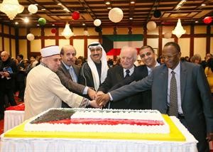 السفير فيصل العدواني متوسطاالحضور لدى تقطيع كعكة الاحتفال﻿