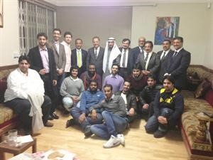 دمحمد الهيفي متوسطا الطلبة الدارسين في بريطانيا

