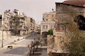 جانب من الدمار الذي حل بالمدينة القديمة بحلب رويترز