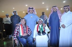 سمو رئيس الوزراء الشيخ جابر المبارك والشيخ سلمان الحمود والشيخ محمد العبدالله مع بعض المحتفلين اثناء اطلاق المناطيد