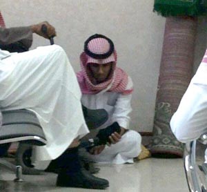 صورة لشاب سعودي يدلك قدمي والده بصالة انتظار تثير إعجاب مغردي تويتر