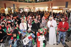 فريق الانباء مع المشاركين وكبار السن والاطفال﻿