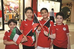 براعم الفراعنة يلوحون بالاعلام﻿