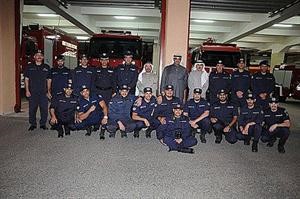 الشيخ محمد العبدالله في لقطة تذكارية مع عدد من رجال الاطفاء﻿