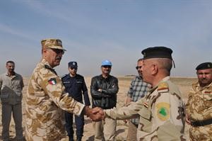 اللواء محمد اليوسف مصافحا احد الضباط العراقيين﻿