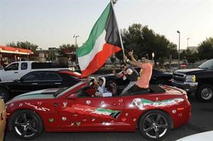 شباب خلال الاحتفال بالاعياد الوطنية على شارع الخليج﻿