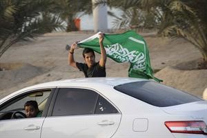 شاب سعودي يشارك في الاحتفال﻿