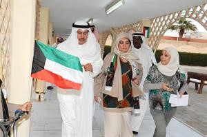المطيري مع مشرفة دار الطفولة والزميلة بشرى شعبان﻿