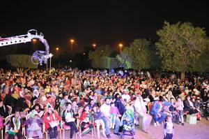حضور حاشد في الحديقة
