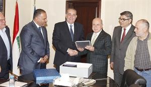 فادي زريقات يسلم ملف التحقيق الى رئيس الاتحاد اللبناني هاشم حيدر
