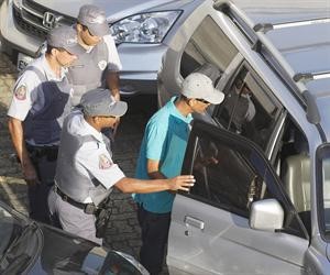 المشجع البرازيلي لحظة اقتياده للتحقيق من قبل الشرطة رويترز